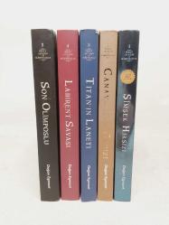 PERCY JACKSON VE OLİMPOSLULAR - 1 ŞİMŞEK HIRSIZI - 2 CANAVARLAR DENİZİ - 3 TİTANIN LANETİ - 4 LABİRENT SAVAŞI - 5 SON OLİMPOSLULAR - FİLME ÖZEL KAPAK