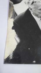 KRAL III. CHARLES'IN (CHARLES PHILIP ARTHUR GEORGE) ORİJİNAL FOTOĞRAFI - ORIGINAL PHOTOGRAPH OF CHARLES III, (CHARLES PHILIP ARTHUR GEORGE) - 25 x 18 cm EBADINDA - AMCADAN BİR TAVSİYE: PRENS CHARLES, DİCKİE AMCA'NIN GÖZLEMİNİ DÜŞÜNÜYOR. LORD MOUNTBATTAN, PRENS PHİLİPPE'İN AMCASI VE ESKİ BİR AİLE DOSTUDUR; ONUN SERT GÖRÜŞLERİ, DENEYİMİ VE TARZI GENÇ BİR ADAM İÇİN İYİ BİR REHBERDİR. - (A BIT OF AVUNCULAR ADVICE: PRINCE CHARLES PONDERS UNCLE DICKIE'S OBSERVATION. LORD MOUNTBATTAN IS PRINCE PHILIPPE'S UNCLE AND OLD FAMILY FRIEND, WHOSE SHROWD OPINIONS, EXPERIENCE, AND STYLS ARE A GOOD GUIDE FOR A YOUNG MAN. CAMERA PRESS LONDON. JOHN SCOTT) - ÖZEL ARŞİV