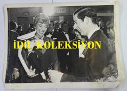 KRAL III. CHARLES'IN (CHARLES PHILIP ARTHUR GEORGE) ORİJİNAL FOTOĞRAFI - ORIGINAL PHOTOGRAPH OF CHARLES III, (CHARLES PHILIP ARTHUR GEORGE) - 20 x 15 cm EBADINDA - BLAKE EDWARDS'IN EŞİ OYUNCU JULİE ANDREWS, PRENS CHARLES'A, PRENS'İN KRALİYET DONANMASI'NDAN EMEKLİ OLDUĞU GÜN AYRILDIĞI HMS BRONİNGTON GEMİSİNİN ŞAPKASI VE DENİZCİ KIYAFETİYLE GİYDİRİLMİŞ PEMBE BİR PANTER HEDİYE ETTİ. - (THE ROYAL PREMIERE OF THE NEW INSPECTOR CLOUSEAU FILM ''THE PINK PANTHER STRIKES AGAIN,'' WAS HELD IN THE PRESENCE OF PRINCE CHARLES AT THE ODEON IN LONDON'S LEICESTER SQUARE ON THURSDAY NIGHT (16-12-1976) ACTRESS JULIE ANDREWS, WIFE OF THE FILM'S DIRECTOR, BLAKE EDWARDS, PRESENTS PRINCE CHARLES WITH A PINK PANTHER, DRESSED UP IN A SAILOR'S SUIT WITH A CAP FROM HMS BRONINGTON, THE SHIP THAT THE PRINCE HAD LEFT THE PREVIOUS DAY WHEN HE RETIRED FROM THE ROYAL NAVY.) - ÖZEL ARŞİV