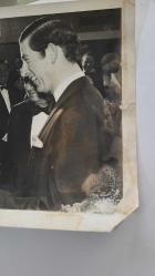 KRAL III. CHARLES'IN (CHARLES PHILIP ARTHUR GEORGE) ORİJİNAL FOTOĞRAFI - ORIGINAL PHOTOGRAPH OF CHARLES III, (CHARLES PHILIP ARTHUR GEORGE) - 20 x 15 cm EBADINDA - BLAKE EDWARDS'IN EŞİ OYUNCU JULİE ANDREWS, PRENS CHARLES'A, PRENS'İN KRALİYET DONANMASI'NDAN EMEKLİ OLDUĞU GÜN AYRILDIĞI HMS BRONİNGTON GEMİSİNİN ŞAPKASI VE DENİZCİ KIYAFETİYLE GİYDİRİLMİŞ PEMBE BİR PANTER HEDİYE ETTİ. - (THE ROYAL PREMIERE OF THE NEW INSPECTOR CLOUSEAU FILM ''THE PINK PANTHER STRIKES AGAIN,'' WAS HELD IN THE PRESENCE OF PRINCE CHARLES AT THE ODEON IN LONDON'S LEICESTER SQUARE ON THURSDAY NIGHT (16-12-1976) ACTRESS JULIE ANDREWS, WIFE OF THE FILM'S DIRECTOR, BLAKE EDWARDS, PRESENTS PRINCE CHARLES WITH A PINK PANTHER, DRESSED UP IN A SAILOR'S SUIT WITH A CAP FROM HMS BRONINGTON, THE SHIP THAT THE PRINCE HAD LEFT THE PREVIOUS DAY WHEN HE RETIRED FROM THE ROYAL NAVY.) - ÖZEL ARŞİV