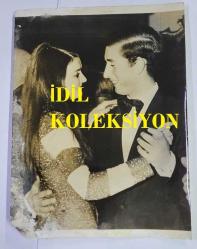 KRAL III. CHARLES'IN (CHARLES PHILIP ARTHUR GEORGE) ORİJİNAL FOTOĞRAFI - ORIGINAL PHOTOGRAPH OF CHARLES III, (CHARLES PHILIP ARTHUR GEORGE) - 20 x 15 cm EBADINDA - PRENS CHARLES, EĞİTİMİNE ARA VEREREK DÜN GECE RUTLAND DÜKÜ VE DÜŞESİ'NİN EVİ OLAN BELVOİR KALESİ'NDE DÜZENLENEN BİR BALODA BAYAN ABEL SMİTH İLE DANS ETTİ. PRENS, CRANWELL'DEKİ KRALİYET HAVA KUVVETLERİ KOLEJİ'NDE DÖRT AYLIK BİR JET EĞİTİMİ KURSUNA KATILIYOR. PRENSES ANNE, ÇOCUKLARI KORUMA FONU YARARINA DÜZENLENEN BALOYA KATILAN 500 KONUK ARASINDAYDI. - (PRINCE CHARLES, TAKING TIME OUT FROM STUDY, DANCING WITH MRS. ABEL SMITH AT A BALL IN BELVOIR CASTLE, HOME OF THE DUKE AND DUCHESS OF RUTLAND, LAST NIGHT. THE PRINCE IS UNDERGOING A FOUR-MONTHS JET TRAINING COURSE AT THE R.A.F. COLLEGE, CRANWELL. PRINCESS ANNE WAS AMONG THE 500 GUESTS ATTENDING THE BALL, GIVEN IN AID OF THE SAVE THE CHILDREN FUND. APRIL 1st. 1971) - ÖZEL ARŞİV