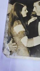 KRAL III. CHARLES'IN (CHARLES PHILIP ARTHUR GEORGE) ORİJİNAL FOTOĞRAFI - ORIGINAL PHOTOGRAPH OF CHARLES III, (CHARLES PHILIP ARTHUR GEORGE) - 20 x 15 cm EBADINDA - PRENS CHARLES, EĞİTİMİNE ARA VEREREK DÜN GECE RUTLAND DÜKÜ VE DÜŞESİ'NİN EVİ OLAN BELVOİR KALESİ'NDE DÜZENLENEN BİR BALODA BAYAN ABEL SMİTH İLE DANS ETTİ. PRENS, CRANWELL'DEKİ KRALİYET HAVA KUVVETLERİ KOLEJİ'NDE DÖRT AYLIK BİR JET EĞİTİMİ KURSUNA KATILIYOR. PRENSES ANNE, ÇOCUKLARI KORUMA FONU YARARINA DÜZENLENEN BALOYA KATILAN 500 KONUK ARASINDAYDI. - (PRINCE CHARLES, TAKING TIME OUT FROM STUDY, DANCING WITH MRS. ABEL SMITH AT A BALL IN BELVOIR CASTLE, HOME OF THE DUKE AND DUCHESS OF RUTLAND, LAST NIGHT. THE PRINCE IS UNDERGOING A FOUR-MONTHS JET TRAINING COURSE AT THE R.A.F. COLLEGE, CRANWELL. PRINCESS ANNE WAS AMONG THE 500 GUESTS ATTENDING THE BALL, GIVEN IN AID OF THE SAVE THE CHILDREN FUND. APRIL 1st. 1971) - ÖZEL ARŞİV