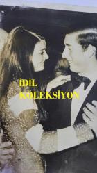 KRAL III. CHARLES'IN (CHARLES PHILIP ARTHUR GEORGE) ORİJİNAL FOTOĞRAFI - ORIGINAL PHOTOGRAPH OF CHARLES III, (CHARLES PHILIP ARTHUR GEORGE) - 20 x 15 cm EBADINDA - PRENS CHARLES, EĞİTİMİNE ARA VEREREK DÜN GECE RUTLAND DÜKÜ VE DÜŞESİ'NİN EVİ OLAN BELVOİR KALESİ'NDE DÜZENLENEN BİR BALODA BAYAN ABEL SMİTH İLE DANS ETTİ. PRENS, CRANWELL'DEKİ KRALİYET HAVA KUVVETLERİ KOLEJİ'NDE DÖRT AYLIK BİR JET EĞİTİMİ KURSUNA KATILIYOR. PRENSES ANNE, ÇOCUKLARI KORUMA FONU YARARINA DÜZENLENEN BALOYA KATILAN 500 KONUK ARASINDAYDI. - (PRINCE CHARLES, TAKING TIME OUT FROM STUDY, DANCING WITH MRS. ABEL SMITH AT A BALL IN BELVOIR CASTLE, HOME OF THE DUKE AND DUCHESS OF RUTLAND, LAST NIGHT. THE PRINCE IS UNDERGOING A FOUR-MONTHS JET TRAINING COURSE AT THE R.A.F. COLLEGE, CRANWELL. PRINCESS ANNE WAS AMONG THE 500 GUESTS ATTENDING THE BALL, GIVEN IN AID OF THE SAVE THE CHILDREN FUND. APRIL 1st. 1971) - ÖZEL ARŞİV