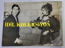 KRAL III. CHARLES'IN (CHARLES PHILIP ARTHUR GEORGE) ORİJİNAL FOTOĞRAFI - ORIGINAL PHOTOGRAPH OF CHARLES III, (CHARLES PHILIP ARTHUR GEORGE) - 20 x 15 cm EBADINDA - TİYATROSEVER PRENS, GÜLÜMSEYEN BİR ARA VERDİ. GALLER PRENSİ, DÜN GECE LEEDS PLAYHOUSE'DA 