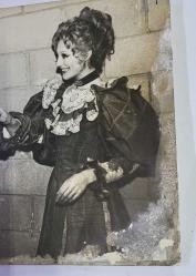 KRAL III. CHARLES'IN (CHARLES PHILIP ARTHUR GEORGE) ORİJİNAL FOTOĞRAFI - ORIGINAL PHOTOGRAPH OF CHARLES III, (CHARLES PHILIP ARTHUR GEORGE) - 20 x 15 cm EBADINDA - TİYATROSEVER PRENS, GÜLÜMSEYEN BİR ARA VERDİ. GALLER PRENSİ, DÜN GECE LEEDS PLAYHOUSE'DA 