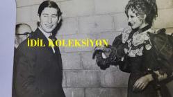 KRAL III. CHARLES'IN (CHARLES PHILIP ARTHUR GEORGE) ORİJİNAL FOTOĞRAFI - ORIGINAL PHOTOGRAPH OF CHARLES III, (CHARLES PHILIP ARTHUR GEORGE) - 20 x 15 cm EBADINDA - TİYATROSEVER PRENS, GÜLÜMSEYEN BİR ARA VERDİ. GALLER PRENSİ, DÜN GECE LEEDS PLAYHOUSE'DA 