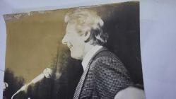 KRAL III. CHARLES'IN (CHARLES PHILIP ARTHUR GEORGE) ORİJİNAL FOTOĞRAFI - ORIGINAL PHOTOGRAPH OF CHARLES III, (CHARLES PHILIP ARTHUR GEORGE) - 24 x 18 cm EBADINDA - BUGÜN VELİAHT PRENS KAHKAHALARLA BULUŞTU. MANCHESTER'DA DÜZENLENEN BÜYÜK BRİTANYA VARYETE KULÜBÜ YEMEĞİNDE PRENS CHARLES'IN KONUŞMASININ ARDINDAN AMERİKALI KOMEDYEN DANNY KAYE SAHNEYE ÇIKTIĞINDA, KAMUOYU ÖNÜNDE BİR TARTIŞMA BAŞLADI. AMERİKALI KOMEDYEN DANNY KAYE, PRENS CHARLES'IN KENDİSİNE YÖNELİK ESPRİSİNE HAFİF BİR İĞNELEMEYLE KARŞILIK VERDİ VE OTURAN PRENS'TEN GENİŞ BİR GÜLÜMSEME ALDI. - (IT WAS THE DAY THE CROWN PRINCE MET THE LAUGHS. PUBLIC BATTLE WAS JOINED WHEN AMERICAN COMEDIAN DANNY KAYE FOLLOWED PRINCE CHARLES IN THE SPEECH-MAKING AT THE MANCHESTER LUNCH FOR THE VARIETY CLUB OF GREAT BRITAIN. AMERICAN COMEDIAN DANNY KAYE HAS A GENTLE DIG IN RETURN TO PRINCE CHARLES'S QUIP AT HIM AND RECEIVES THE ACCOLADE OF A BROAD SMILE FROM THE SEATED PRINCE. 23-5-1974.) - ÖZEL ARŞİV