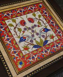 Güral Porselen. Çiçek Desenli Çini-Seramik Pano. Renkli/Varak Uygulamalı. Çok İyi Durumda. Çizik ve Kırığı Yoktur. Kare Çerçeveli (25x25 cm) 2014.