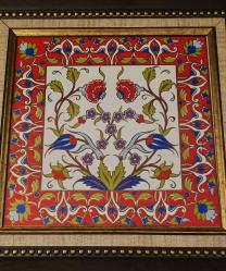 Güral Porselen. Çiçek Desenli Çini-Seramik Pano. Renkli/Varak Uygulamalı. Çok İyi Durumda. Çizik ve Kırığı Yoktur. Kare Çerçeveli (25x25 cm) 2014.