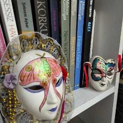 Orta Çağ Esintisi: Belçika Brugge Hatırası El Yapımı Vintage Maske