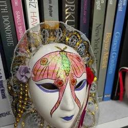 Orta Çağ Esintisi: Belçika Brugge Hatırası El Yapımı Vintage Maske