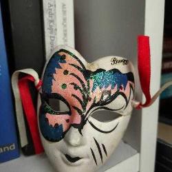 Orta Çağ Esintisi: Belçika Brugge Hatırası El Yapımı Vintage Maske