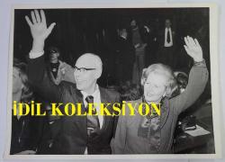 BİRLEŞİK KRALLIK ESKİ BAŞBAKANI MARGARET THATCHER'IN ORİJİNAL FOTOĞRAFI - ORIGINAL PHOTOGRAPH OF FORMER UNITED KINGDOM PRIME MINISTER MARGARET THATCHER - 20 x 15 cm EBADINDA - İNGİLTERE MUHAFAZAKAR PARTİ LİDERİ MARGARET THATCHER VE EŞİ DENİS, CUMA SABAHI KUZEY LONDRA'DAKİ FİNCHLEY'DEKİ MİLLETVEKİLİ KOLTUĞUNU KORUMASININ ARDINDAN DESTEKÇİLERİNE EL SALLIYOR. BAYAN THATCHER'IN MUHAFAZAKAR PARTİSİ, İNGİLİZ GENEL SEÇİMLERİNDE EZİCİ BİR ZAFER KAZANDI VE PARTİ LİDERİ OLARAK İNGİLTERE'NİN YENİ BAŞBAKANI OLDU; BU GÖREVİ ÜSTLENEN İLK KADIN. - İNGİLTERE SİYASET TARİHİ - (BRITAIN'S CONSERVATIVE PARTY LEADER MARGARET THATCHER AND HER HUSBAND DENIS WAVES TO SUPPORTERS AFTER SHE RETAINED HER PARLIAMENTARY SEAT OF FINCHLEY IN NORTH LONDON FRIDAY MORNING. MRS. THATCHER'S CONSERVATIVE PARTY SWEPT TO VICTORY IN THE BRITISH GENERAL ELECTION, AND, AS LEADER OF THE PARTY, SHE BECOMES BRITAIN'S NEW PREMIER THE FIRST WOMAN EVER TO HOLD THE OFFICE. MAY 4th 1979) - ÖZEL ARŞİV