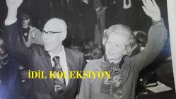 BİRLEŞİK KRALLIK ESKİ BAŞBAKANI MARGARET THATCHER'IN ORİJİNAL FOTOĞRAFI - ORIGINAL PHOTOGRAPH OF FORMER UNITED KINGDOM PRIME MINISTER MARGARET THATCHER - 20 x 15 cm EBADINDA - İNGİLTERE MUHAFAZAKAR PARTİ LİDERİ MARGARET THATCHER VE EŞİ DENİS, CUMA SABAHI KUZEY LONDRA'DAKİ FİNCHLEY'DEKİ MİLLETVEKİLİ KOLTUĞUNU KORUMASININ ARDINDAN DESTEKÇİLERİNE EL SALLIYOR. BAYAN THATCHER'IN MUHAFAZAKAR PARTİSİ, İNGİLİZ GENEL SEÇİMLERİNDE EZİCİ BİR ZAFER KAZANDI VE PARTİ LİDERİ OLARAK İNGİLTERE'NİN YENİ BAŞBAKANI OLDU; BU GÖREVİ ÜSTLENEN İLK KADIN. - İNGİLTERE SİYASET TARİHİ - (BRITAIN'S CONSERVATIVE PARTY LEADER MARGARET THATCHER AND HER HUSBAND DENIS WAVES TO SUPPORTERS AFTER SHE RETAINED HER PARLIAMENTARY SEAT OF FINCHLEY IN NORTH LONDON FRIDAY MORNING. MRS. THATCHER'S CONSERVATIVE PARTY SWEPT TO VICTORY IN THE BRITISH GENERAL ELECTION, AND, AS LEADER OF THE PARTY, SHE BECOMES BRITAIN'S NEW PREMIER THE FIRST WOMAN EVER TO HOLD THE OFFICE. MAY 4th 1979) - ÖZEL ARŞİV