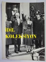 BİRLEŞİK KRALLIK ESKİ BAŞBAKANI MARGARET THATCHER'IN ORİJİNAL FOTOĞRAFI - ORIGINAL PHOTOGRAPH OF FORMER UNITED KINGDOM PRIME MINISTER MARGARET THATCHER - 20 x 15 cm EBADINDA - İNGİLTERE'NİN İLK KADIN BAŞBAKANI, EŞİ DENİS İLE BİRLİKTE DOWNİNG STREET'TEKİ 10 NUMARA'NIN ÖNÜNDE. - İNGİLTERE SİYASET TARİHİ - (BRITAIN'S FIRST WOMAN PRIME MINISTER OUTSIDE NO.10. DOWNING STREET WITH HER HUSBAND DENIS.) - ÖZEL ARŞİV