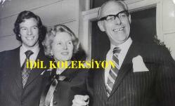 BİRLEŞİK KRALLIK ESKİ BAŞBAKANI MARGARET THATCHER'IN ORİJİNAL FOTOĞRAFI - ORIGINAL PHOTOGRAPH OF FORMER UNITED KINGDOM PRIME MINISTER MARGARET THATCHER - 20 x 15 cm EBADINDA - BAYAN MARGARET THATCHER, DÜN MUHAFAZAKAR PARTİ LİDERLİĞİNİ ELE GEÇİREREK VE TARİH YAZARAK TABULARI YIKTI. WESTMİNSTER'I HAYRETE DÜŞÜREN BU ZAFERDE, TEK GERÇEK RAKİBİ WİLLİAM WHİTELAW'IN NEREDEYSE İKİ KATI OY ALDI. BAYAN MARGARET THATCHER, OĞLU MARK VE EŞİ DENİS İLE BİRLİKTE. - İNGİLTERE SİYASET TARİHİ - (MRS MARGARET THATCHER SMASHED THE TABOOS TO CAPTURE THE TORY LEADERSHIP AND MAKE HISTORY YESTERDAY. SHE HAD ALMOST DOUBLE THE VOTES OF HER ONLY REAL RIVAL, WILLIAM WHITELAW, IN A TRIUMPH WHICH LEFT WESTMINSTER GASPING. MRS MARGARET THATCHER WITH HER SON MARK AND HUSBAND DENIS.) - ÖZEL ARŞİV