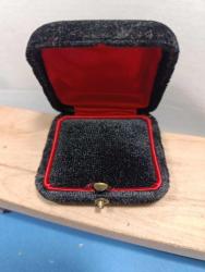 K127----KADİFE KAPLAMA YAŞLI TAKI KUTUSU