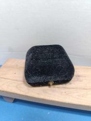 K127----KADİFE KAPLAMA YAŞLI TAKI KUTUSU