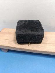 K127----KADİFE KAPLAMA YAŞLI TAKI KUTUSU