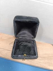 K127----KADİFE KAPLAMA YAŞLI TAKI KUTUSU