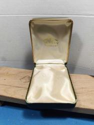 K127----MEŞİN KAPLAMA YAŞLI YABANCI TAKI KUTUSU