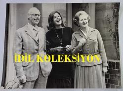 BİRLEŞİK KRALLIK ESKİ BAŞBAKANI MARGARET THATCHER'IN ORİJİNAL FOTOĞRAFI - ORIGINAL PHOTOGRAPH OF FORMER UNITED KINGDOM PRIME MINISTER MARGARET THATCHER - 23,5 x 17,5 cm EBADINDA - MARGARET THATCHER'IN KIZI YARDIM ELİ UZATMAK İÇİN GERİ DÖNDÜ. MUHAFAZAKAR PARTİ LİDERİ BAYAN MARGARET THATCHER, EŞİ DENİS VE KIZI CAROL, BU SABAH LONDRA'DAKİ EVLERİNİN ÖNÜNDE MUTLU BİR AN YAŞADI - İNGİLTERE SİYASET TARİHİ - (MARGARET THATCHER'S DAUGHTER BACK TO LEND A HAND. HAPPY MOMENT FOR TORY LEADER MRS MARGARET THATCHER, HER HUSBAND DENIS, AND DAUGHTER, CAROL OUTSIDE THEIR LONDON HOME THIS MORNING. CAROL, 23, ARRIVED BACK IN BRITAIN TODAY FROM AUSTRALIA WHERE SHE WORKS AS A REPORTER ON THE SYDNEY HERALD NEWSPAPER, TO ''LEND A HELPING HAND'' WITH HER MOTHER'S BID TO BECOME BRITAIN'S FIRST WOMAN PRIME MINISTER..) - ÖZEL ARŞİV