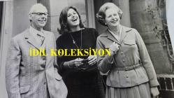 BİRLEŞİK KRALLIK ESKİ BAŞBAKANI MARGARET THATCHER'IN ORİJİNAL FOTOĞRAFI - ORIGINAL PHOTOGRAPH OF FORMER UNITED KINGDOM PRIME MINISTER MARGARET THATCHER - 23,5 x 17,5 cm EBADINDA - MARGARET THATCHER'IN KIZI YARDIM ELİ UZATMAK İÇİN GERİ DÖNDÜ. MUHAFAZAKAR PARTİ LİDERİ BAYAN MARGARET THATCHER, EŞİ DENİS VE KIZI CAROL, BU SABAH LONDRA'DAKİ EVLERİNİN ÖNÜNDE MUTLU BİR AN YAŞADI - İNGİLTERE SİYASET TARİHİ - (MARGARET THATCHER'S DAUGHTER BACK TO LEND A HAND. HAPPY MOMENT FOR TORY LEADER MRS MARGARET THATCHER, HER HUSBAND DENIS, AND DAUGHTER, CAROL OUTSIDE THEIR LONDON HOME THIS MORNING. CAROL, 23, ARRIVED BACK IN BRITAIN TODAY FROM AUSTRALIA WHERE SHE WORKS AS A REPORTER ON THE SYDNEY HERALD NEWSPAPER, TO ''LEND A HELPING HAND'' WITH HER MOTHER'S BID TO BECOME BRITAIN'S FIRST WOMAN PRIME MINISTER..) - ÖZEL ARŞİV