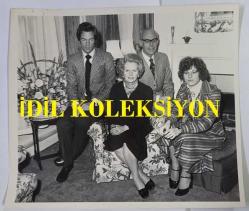 BİRLEŞİK KRALLIK ESKİ BAŞBAKANI MARGARET THATCHER'IN ORİJİNAL FOTOĞRAFI - ORIGINAL PHOTOGRAPH OF FORMER UNITED KINGDOM PRIME MINISTER MARGARET THATCHER - 17 x 14,5 cm EBADINDA - MARGARET THATCHER, KOCASI DENİS THATCHER, OĞLU MARK THATCHER VE KIZI CAROL THATCHER İLE BİRLİKTE HATIRA POZU VERİRKEN ÇEKİLMİŞ BİR FOTOĞRAF. - İNGİLTERE SİYASET TARİHİ - (A PHOTOGRAPH OF MARGARET THATCHER POSING WITH HER HUSBAND DENIS THATCHER, SON MARK THATCHER, AND DAUGHTER CAROL THATCHER.) - ÖZEL ARŞİV