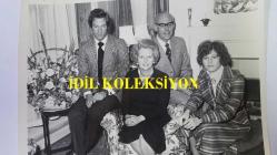 BİRLEŞİK KRALLIK ESKİ BAŞBAKANI MARGARET THATCHER'IN ORİJİNAL FOTOĞRAFI - ORIGINAL PHOTOGRAPH OF FORMER UNITED KINGDOM PRIME MINISTER MARGARET THATCHER - 17 x 14,5 cm EBADINDA - MARGARET THATCHER, KOCASI DENİS THATCHER, OĞLU MARK THATCHER VE KIZI CAROL THATCHER İLE BİRLİKTE HATIRA POZU VERİRKEN ÇEKİLMİŞ BİR FOTOĞRAF. - İNGİLTERE SİYASET TARİHİ - (A PHOTOGRAPH OF MARGARET THATCHER POSING WITH HER HUSBAND DENIS THATCHER, SON MARK THATCHER, AND DAUGHTER CAROL THATCHER.) - ÖZEL ARŞİV