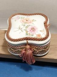 P39----ÇİÇEK DESENLİ ANTİKA PORSELEN TAKI KUTUSU