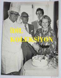 BİRLEŞİK KRALLIK ESKİ BAŞBAKANI MARGARET THATCHER'IN ORİJİNAL FOTOĞRAFI - ORIGINAL PHOTOGRAPH OF FORMER UNITED KINGDOM PRIME MINISTER MARGARET THATCHER - 20 x 15 cm EBADINDA - MARGARET THATCHER'IN 53. DOĞUM GÜNÜ. BRİGHTON'DAKİ MUHAFAZAKAR PARTİ KONFERANSI'NIN SON GÜNÜNDE, PARTİ LİDERİ BAYAN MARGARET THATCHER 53. DOĞUM GÜNÜNÜ KUTLADI. BAYAN THATCHER'IN KALDIĞI GRAND HOTEL'İN ŞEFİ ONA BİR PASTA YAPTI. BAYAN THATCHER, GRAND HOTEL'İN BAŞ ŞEFİ BAY PRESCOTT'UN YARDIMIYLA, EŞİ DENİS VE OĞLU MARK'IN GÖZLERİ ÖNÜNDE PASTAYI AÇTI. - İNGİLTERE SİYASET TARİHİ - (MARGARET THATCHER HER 53RD BIRTHDAY. ONE THE FINAL DAY OF THE CONSERVATIVE PARTY CONFERENCE AT BRIGHTON, MRS. MARGARET THATCHER THE PARTY LEADER CELEBRATED HER 53RD BIRTHDAY. THE CHEF AT THE GRAND HOTEL WERE MRS THATCHER IS STAYING MADE HER A CAKE. MRS THATCHER WITH THE HELP OF THE HEAD CHEF OF THE GRAND HOTEL MR PRESCOTT OUT THE CAKE WATCHED BY HER HUSBAND DENIS AND SON MARK. OCTOBER 13th 1978) - ÖZEL ARŞİV