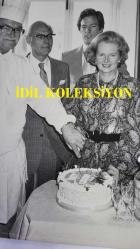 BİRLEŞİK KRALLIK ESKİ BAŞBAKANI MARGARET THATCHER'IN ORİJİNAL FOTOĞRAFI - ORIGINAL PHOTOGRAPH OF FORMER UNITED KINGDOM PRIME MINISTER MARGARET THATCHER - 20 x 15 cm EBADINDA - MARGARET THATCHER'IN 53. DOĞUM GÜNÜ. BRİGHTON'DAKİ MUHAFAZAKAR PARTİ KONFERANSI'NIN SON GÜNÜNDE, PARTİ LİDERİ BAYAN MARGARET THATCHER 53. DOĞUM GÜNÜNÜ KUTLADI. BAYAN THATCHER'IN KALDIĞI GRAND HOTEL'İN ŞEFİ ONA BİR PASTA YAPTI. BAYAN THATCHER, GRAND HOTEL'İN BAŞ ŞEFİ BAY PRESCOTT'UN YARDIMIYLA, EŞİ DENİS VE OĞLU MARK'IN GÖZLERİ ÖNÜNDE PASTAYI AÇTI. - İNGİLTERE SİYASET TARİHİ - (MARGARET THATCHER HER 53RD BIRTHDAY. ONE THE FINAL DAY OF THE CONSERVATIVE PARTY CONFERENCE AT BRIGHTON, MRS. MARGARET THATCHER THE PARTY LEADER CELEBRATED HER 53RD BIRTHDAY. THE CHEF AT THE GRAND HOTEL WERE MRS THATCHER IS STAYING MADE HER A CAKE. MRS THATCHER WITH THE HELP OF THE HEAD CHEF OF THE GRAND HOTEL MR PRESCOTT OUT THE CAKE WATCHED BY HER HUSBAND DENIS AND SON MARK. OCTOBER 13th 1978) - ÖZEL ARŞİV