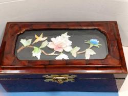 DR14----UZAKDOĞU LAKE SEDEFTEN ÇİÇEK DEKORLU TAKI KUTUSU-YÜZÜK TARAFI SORUNLU