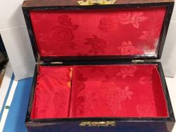 DR14----UZAKDOĞU LAKE SEDEFTEN ÇİÇEK DEKORLU TAKI KUTUSU-YÜZÜK TARAFI SORUNLU