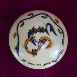 SANATÇI İMZALI EL BOYAMA YUVARLAK KAPAKLI PORSELEN KUTU , PAINTED BY ARAM YEREVAN 2005