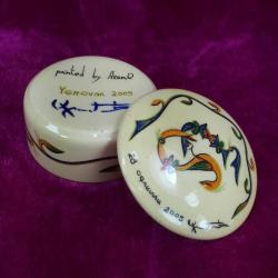 SANATÇI İMZALI EL BOYAMA YUVARLAK KAPAKLI PORSELEN KUTU , PAINTED BY ARAM YEREVAN 2005