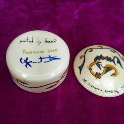 SANATÇI İMZALI EL BOYAMA YUVARLAK KAPAKLI PORSELEN KUTU , PAINTED BY ARAM YEREVAN 2005