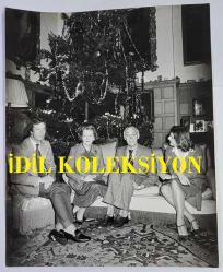 BİRLEŞİK KRALLIK ESKİ BAŞBAKANI MARGARET THATCHER'IN ORİJİNAL FOTOĞRAFI - ORIGINAL PHOTOGRAPH OF FORMER UNITED KINGDOM PRIME MINISTER MARGARET THATCHER - 25 x 20 cm EBADINDA - GELENEKSEL BİR İNGİLİZ NOEL'İ: BUCKİNGHAMSHİRE'DAKİ CHEQUERS'DA BULUNAN BAŞBAKAN MARGARET THATCHER'IN KIR EVİNDE ÇEKİLMİŞ, SAMİMİ BİR PORTRE. MUHTEŞEM BİR AĞACIN ÖNÜNDE OTURANLAR, SOLDAN SAĞA, MARGARET THATCHER'IN OĞLU MARK, BAŞBAKAN DENİS THATCHER VE AVUSTRALYA'DA GAZETECİ OLARAK ÇALIŞAN KIZI CAROL. - İNGİLTERE SİYASET TARİHİ - (A TRADITIONAL ENGLISH CHRISTMAS: AN INFORMAL PORTRAIT OF MARGARET THATCHER AND HER FAMILY, TAKEN AT THE PRIME MINISTER'S COUNTRY HOME AT CHEQUERS IN BUCKINGHAMSHIRE. SEATED IN FRONT OF A MAGNIFICENT TREE ARE, FROM LEF TO RIGHT, MARGARET THATCHER'S SON MARK, THE PRIME MINISTER, DENIS THATCHER AND DAUGHTER CAROL, WHO WORKS AS A JOURNALIST IN AUSTRALIA.. RICHARD SLADE. CAMERA PRESS LONDON) - ÖZEL ARŞİV