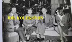 BİRLEŞİK KRALLIK ESKİ BAŞBAKANI MARGARET THATCHER'IN ORİJİNAL FOTOĞRAFI - ORIGINAL PHOTOGRAPH OF FORMER UNITED KINGDOM PRIME MINISTER MARGARET THATCHER - 25 x 20 cm EBADINDA - GELENEKSEL BİR İNGİLİZ NOEL'İ: BUCKİNGHAMSHİRE'DAKİ CHEQUERS'DA BULUNAN BAŞBAKAN MARGARET THATCHER'IN KIR EVİNDE ÇEKİLMİŞ, SAMİMİ BİR PORTRE. MUHTEŞEM BİR AĞACIN ÖNÜNDE OTURANLAR, SOLDAN SAĞA, MARGARET THATCHER'IN OĞLU MARK, BAŞBAKAN DENİS THATCHER VE AVUSTRALYA'DA GAZETECİ OLARAK ÇALIŞAN KIZI CAROL. - İNGİLTERE SİYASET TARİHİ - (A TRADITIONAL ENGLISH CHRISTMAS: AN INFORMAL PORTRAIT OF MARGARET THATCHER AND HER FAMILY, TAKEN AT THE PRIME MINISTER'S COUNTRY HOME AT CHEQUERS IN BUCKINGHAMSHIRE. SEATED IN FRONT OF A MAGNIFICENT TREE ARE, FROM LEF TO RIGHT, MARGARET THATCHER'S SON MARK, THE PRIME MINISTER, DENIS THATCHER AND DAUGHTER CAROL, WHO WORKS AS A JOURNALIST IN AUSTRALIA.. RICHARD SLADE. CAMERA PRESS LONDON) - ÖZEL ARŞİV