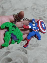 Çizgi film animasyon kahramanları karakter figür anahtarlık süs captain Amerika Hulk. Ürünler çift taraflı sağlam kaliteli kullanılmamış yeni dir. Koleksiyon nostalji tasarım dekor hediye vintage retro aksesuar reklam promosyon hobi minyatür diorama