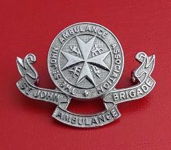 İngiltere Birleşik Krallık, Aziz John Ambulans Derneği/Doğu ve Batı Tugayı Şapka Rozeti. Gümüş Tonlu Kalay. 1980'ler. (36×48 mm)