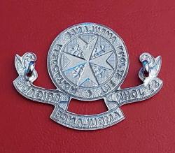 İngiltere Birleşik Krallık, Aziz John Ambulans Derneği/Doğu ve Batı Tugayı Şapka Rozeti. Gümüş Tonlu Kalay. 1980'ler. (36×48 mm)