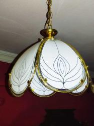 19845-MUHTEŞEM GÜZELLİKDE PİRİNÇ BEYAZ RENK CAMLARLA ÇEVRİLMİŞ AVİZE