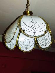 19845-MUHTEŞEM GÜZELLİKDE PİRİNÇ BEYAZ RENK CAMLARLA ÇEVRİLMİŞ AVİZE