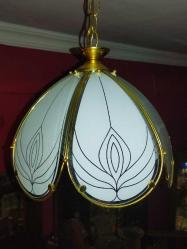 19845-MUHTEŞEM GÜZELLİKDE PİRİNÇ BEYAZ RENK CAMLARLA ÇEVRİLMİŞ AVİZE