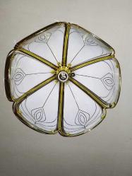 19845-MUHTEŞEM GÜZELLİKDE PİRİNÇ BEYAZ RENK CAMLARLA ÇEVRİLMİŞ AVİZE