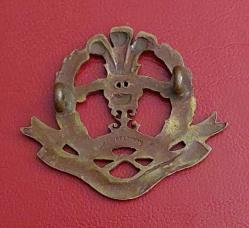 İngiltere Birleşik Krallık, Middlesex Alayı Subay Şapka Rozeti. Kısaca: Middlesex Alayı (Cambridge Dükü'nün Kendi Alayı), 1881'den 1966'ya Kadar Varlığını Sürdüren İngiliz Ordusu'nun Bir Piyade Alayıydı. Orijinal, Eksiksiz ve İyi Durumda. Bronz Metal. 1916-1950'ler. (40×40 mm)