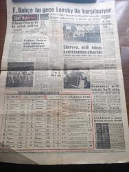 Akşam Gazetesi - Turkish Newspaper - 13 Kasım 1962 - meclisin dünkü celsesinde af konusu tekrar ortaya atıldı - Cemal Gürsel'in siyasi mahkumları affetmesi istendi - Hollandalı profesör Tinbergen değişikliği inceliyor - Abdülhamit'in Mabud Gözü elması New York'ta satılıyor - Thalidomide ilacı yüzünden kolsuz dünyaya gelen çocuğu öldürmekten sanık olarak yargılanan Belçikalı anne Suzanne Vandeput Fotoğrafı - televizyon lüks değil ihtiyaçtır - açıkta kalan lise mezunları ortaokul öğretmeni olabilecek - altay'dan gelen yiğit yazan ve çizen Suat Yalaz - Murat Davman'ın son macerası azrail'in habercisi yazan Ümit Deniz yazı dizisi - Kazova giyim - Hindistan Amerika'da uçak istedi - Doğu için özel jandarma yetiştiriliyor - Duman çetesinden bir şaki tutuldu - Fenerbahçe bu gece Levsky ile karşılaşıyor - Süreyya milli takım kadrosundan çıkarıldı - basketbol milli takımı belli oldu - toto'da 13 ve 12 bilen yok - akşamın Spor Toto tahmin tablosu - Türk futbol federasyonu müşaviri Doğan Koloğlu