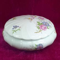 VINTAGE BERNARDAUD LIMOGES FRANCE , KIR ÇİÇEKLERİ RESİMLİ KAPAKLI PORSELEN ÇANAK , KAPAK KENARINDA KÜÇÜK ATIK VAR