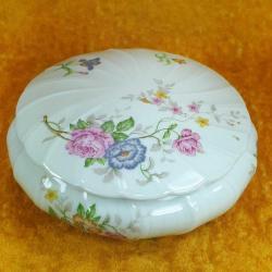 VINTAGE BERNARDAUD LIMOGES FRANCE , KIR ÇİÇEKLERİ RESİMLİ KAPAKLI PORSELEN ÇANAK , KAPAK KENARINDA KÜÇÜK ATIK VAR